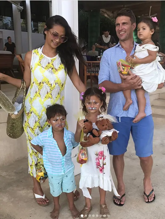 Selain Bahasa dan Budaya, yang terpenting Indah Kalalo dan suami selalu mengajarkan anak-anak mereka mengenai kasih sayang. Bersama suami, Indah selalu menunjukkan keharmonisannya di depan mereka. (Instagram/indahkalalo)