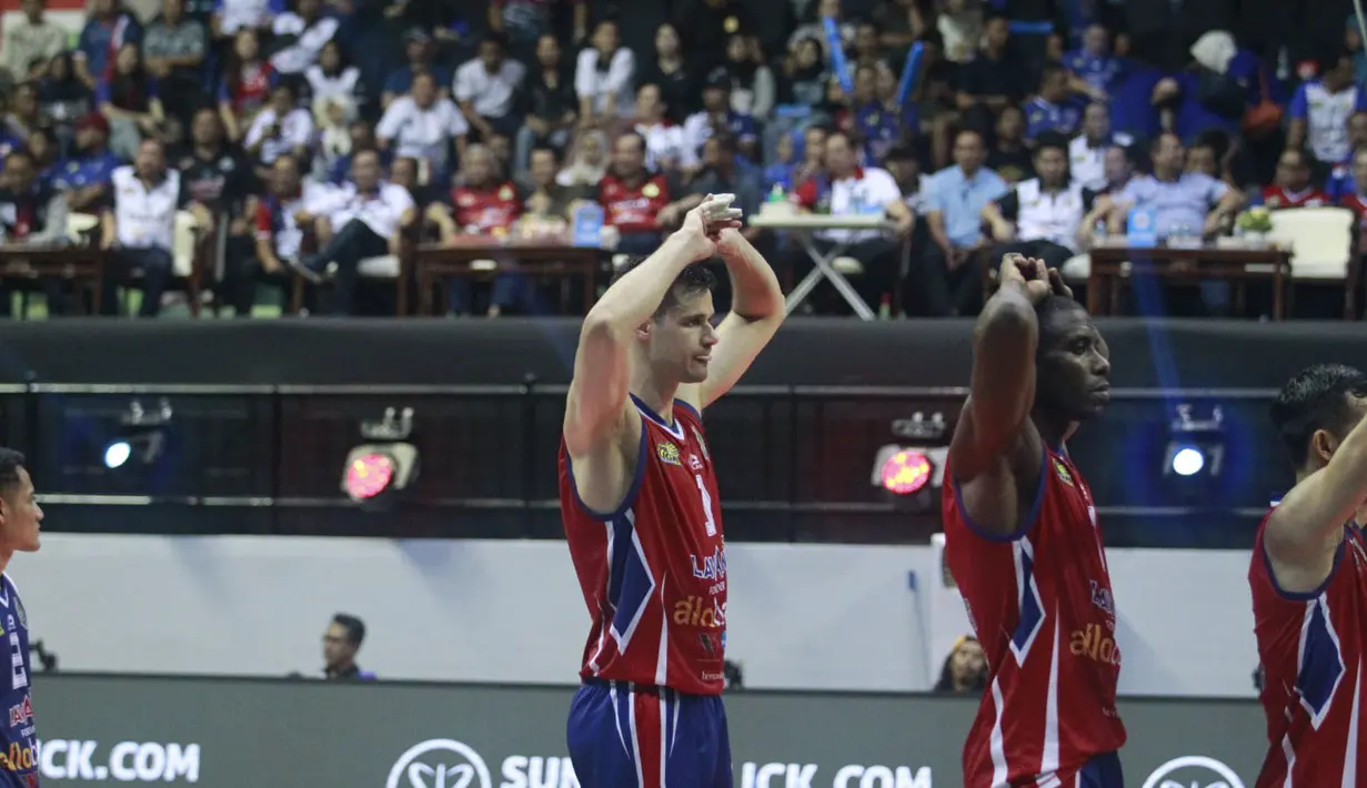 <p>Tiga pemain Jakarta LavAni Allobank Electric (dari kiri) Renan Buiatti, Oreol Durruthy dan Muhammad Malizi bersiap saat rekannya melakukan serve kala menghadapi Palembang Bank SumselBabel pada laga terakhir putaran pertama final four PLN Mobile Proliga 2024 di GOR Bung Tomo Surabaya, Minggu (7/7/2024). Jakarta LavAni Allobank Electric menang 3-0 (25-11, 34-32, 25-17). (Dok. PBVSI)</p>