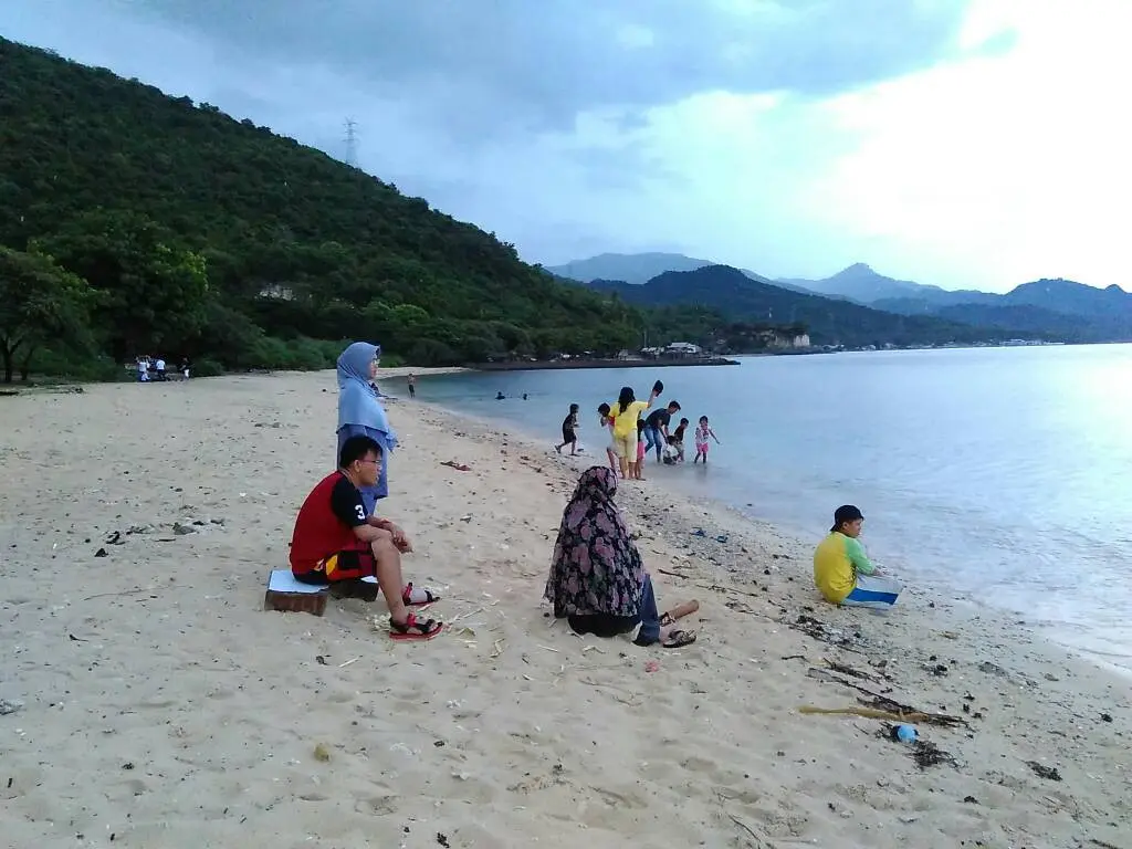 Padahal Pantai Kurinai ini sering dikunjungi masyarakat yang ingin wisata, sayang masih banyak sampah berserakan. (Liputan6.com/Aldiansyah Mochammad Fachrurrozy).