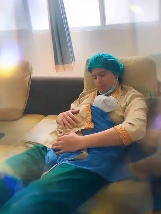 "Kita dari awal nggak tunda-tunda sih (soal momongan), jadi memang rejeki banget Allah percayakan anak sama kita sekarang,” paparnya. (Instagram/cutratumeyriska)