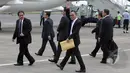 Menteri Ketenaga kerjaan, M Hanif melambaikan tangan kepada wartawan di Bandara Internasional Halim Perdanakusumah, Jakarta, Kamis (5/2/2015). Presiden Joko Widodo melakukan kunjungan kenegaraan ke ASEAN. (Liputan6.com/Faizal Fanani)