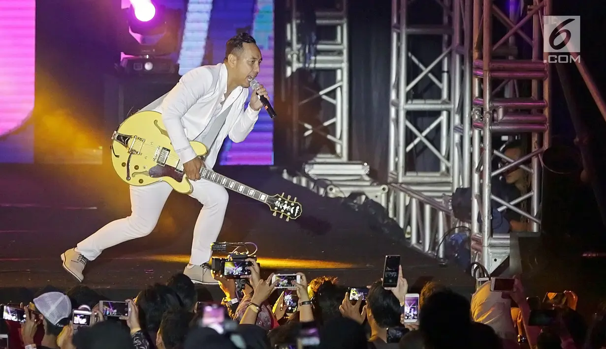 Aksi panggung mantan vokalis Jikustik, Pongki Barata dalam konser bertajuk 'Jikustik Reunian' di Grand Pasific Hall, Yogyakarta, Jumat (29/3). Jikustik bersama mantan vokalisnya tersebut sukses mengobati kerinduan ribuan pentonton lewat lagu-lagu yang bikin baper. (Fimela.com/Bambang E. Ros)