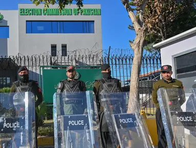 Personel Frontier Constabulary (FC) Pakistan berjaga-jaga di depan kantor Komisi Pemilihan Umum di Islamabad pada tanggal 9 Februari 2024. (FAROOQ NAEEM/AFP)