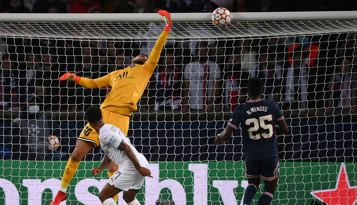Manchester City hampir meyamakan skor pada menit ke-25. Sundulan Raheem Sterling hanya menerpa mistar gawang Gianluigi Donnarumma. (AFP/Franck Fife)