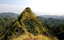 Pesona Gunung Tumpeng, Spot Terbaik Menyaksikan Matahari Terbit dan Terbenam yang Ekostis di Sukabumi