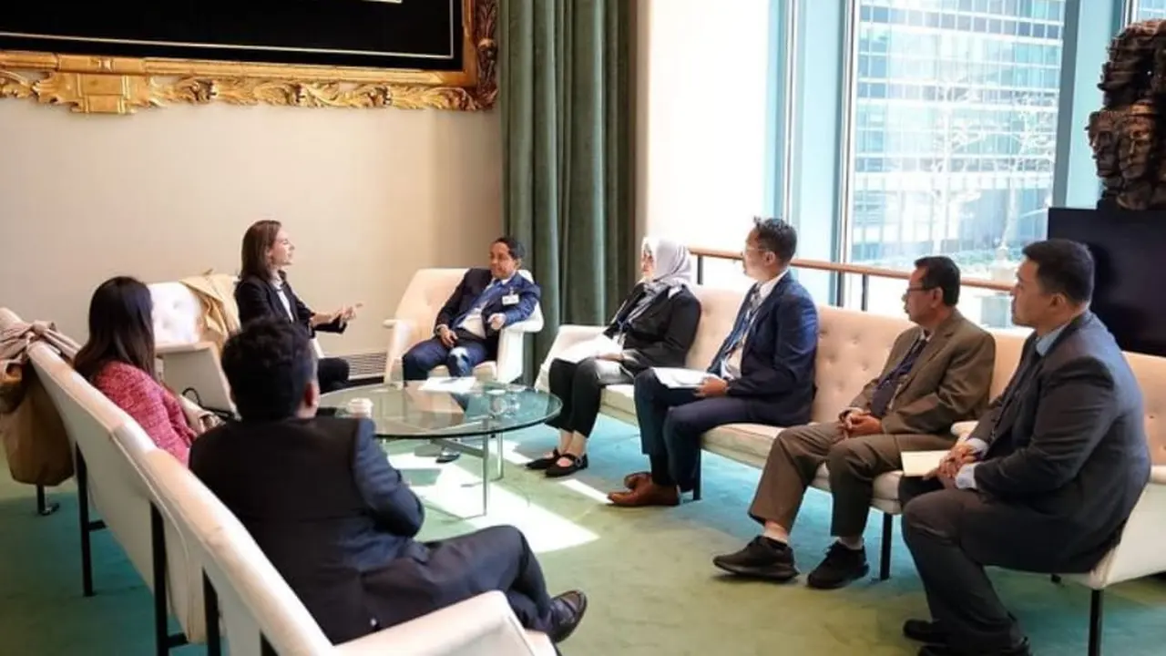Menteri Kehutanan Republik Indonesia, Raja Juli Antoni, melakukan pertemuan bilateral dengan Secretariat Director Forest and Climate Leaders’ Partnership (FCLP), Emelyne Cheney, di Indonesian Lounge, Markas Perserikatan Bangsa-Bangsa, New York, Amerika Se