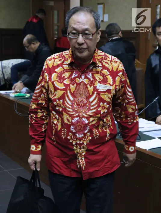 Terdakwa dugaan korupsi pengadaan e-KTP, Made Oka Masagung saat jeda sidang lanjutan di Pengadilan Tipikor, Jakarta, Rabu (21/11). Sidang mendengar nota pembelaan para terdakwa. (Liputan6.com/Helmi Fithriansyah)