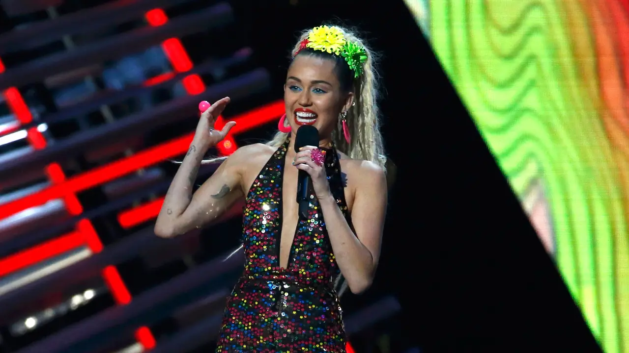 20150831-MTV-MTV-Video-Music-Awards-AS-Miley-Cyrus