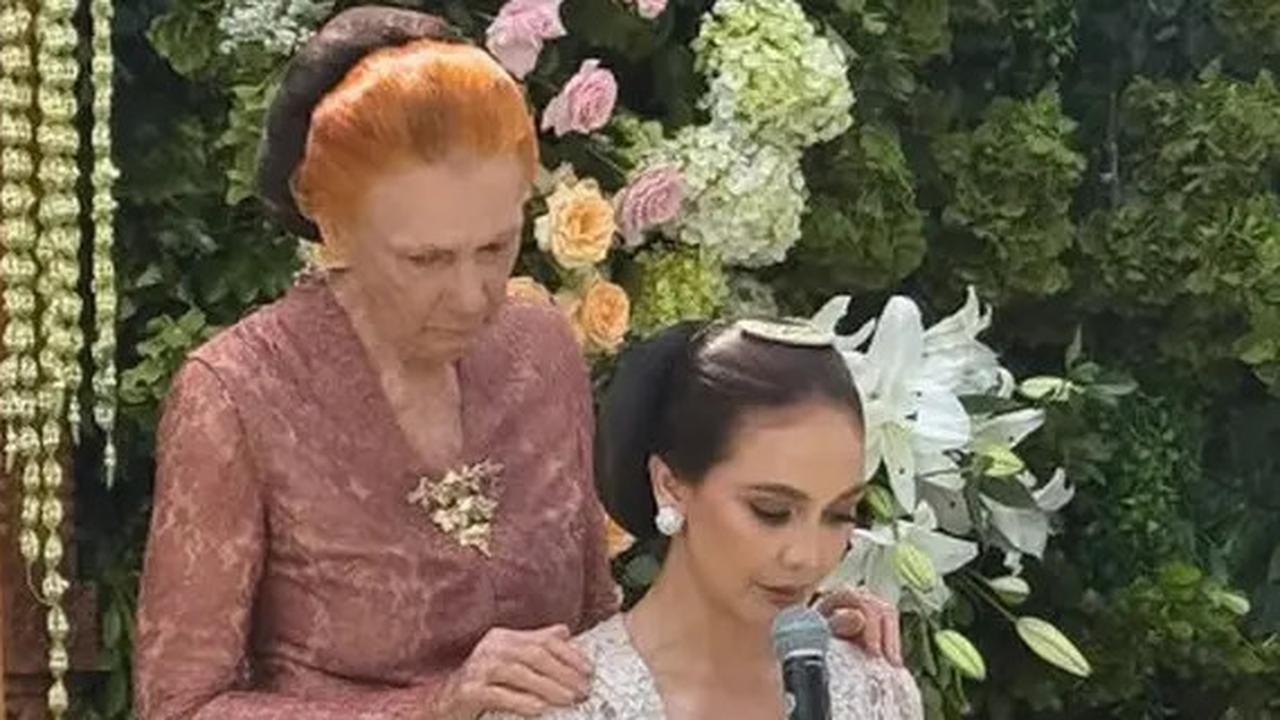 Potret Cantik Desa Maya Ibunda Luna Maya di Momen Siraman Sang Putri, Tampil Anggun dengan Kebaya dan Sanggul Tekuk di Usia 79 Tahun