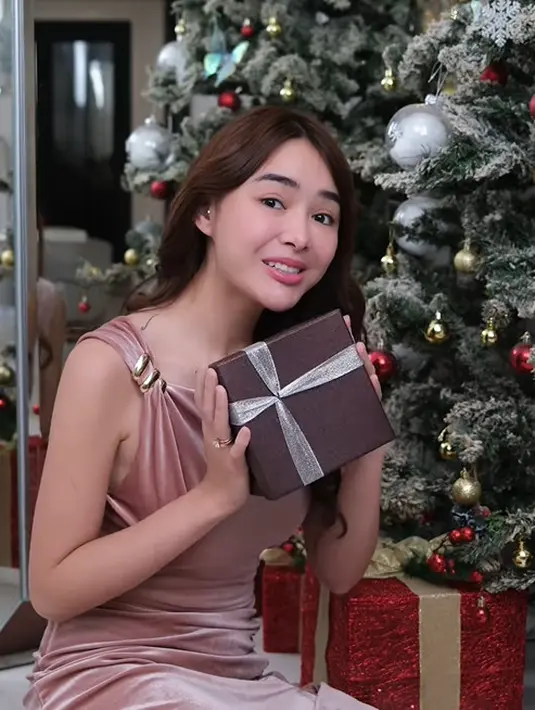 Amanda Manopo tetap terlihat elegan saat unboxing kado Natal. Ia kenakan dress velvet berwarna rose gold yang effortless [@amandamanopo]