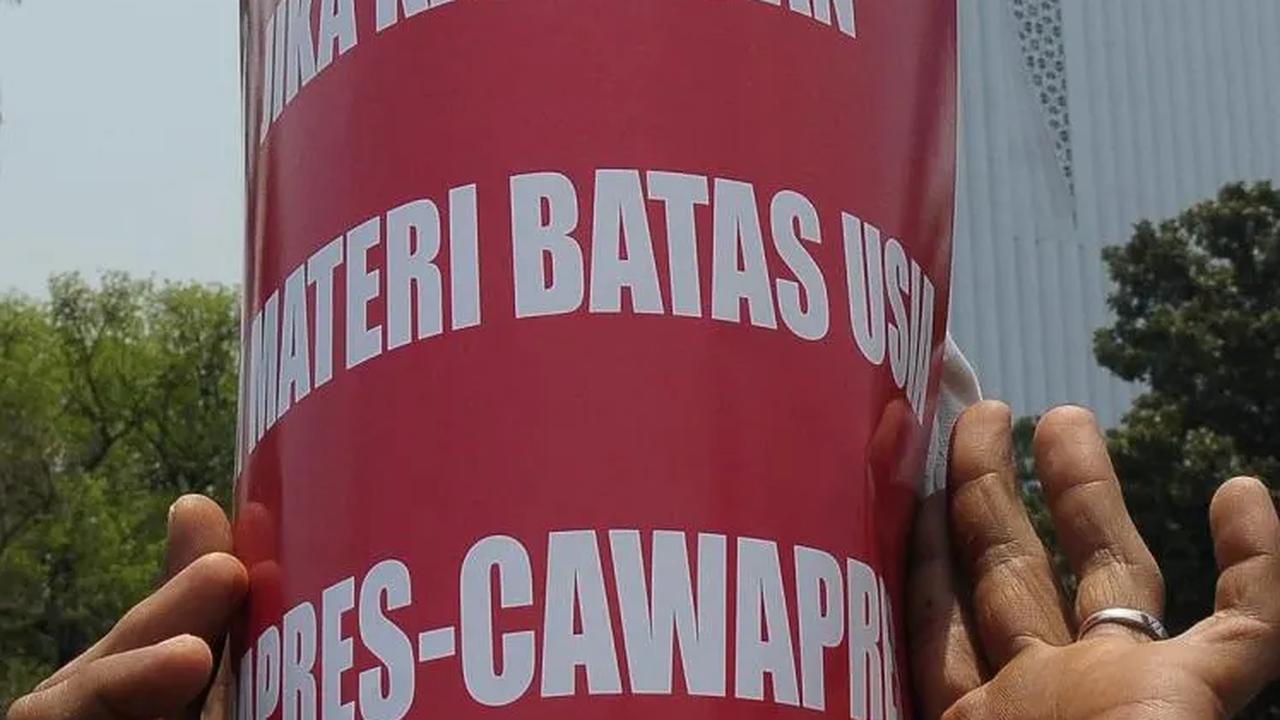Massa Front mahasiswa Demokrasi Kawal Reformasi membentangkan poster saat aksi unjuk rasa di Kawasan Patung Kuda, Jakarta, Senin (15/10/2023).