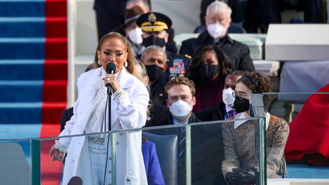 Jennifer Lopez Stunning Seperti Mutiara di Antara Warna-Warni Outfit Inagurasi - Fashion Fimela.com