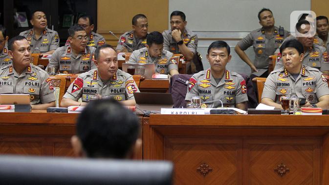 Kapolri Jenderal Polisi Idham Azis (kedua kanan) saat rapat kerja perdana dengan Komisi III DPR di Kompleks Parlemen, Jakarta, Rabu (20/11/2019). Rapat membahas anggaran, pengawasan, dan isu-isu terkini di Indonesia termasuk bom bunuh diri di Polrestabes Medan. (Liputan6.com/JohanTallo)