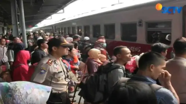 Sehari sebelum cuti bersama lebaran 2017, pemudik di Stasiun Senen, Jakarta Pusat, semakin ramai. Pemudik memadati seluruh halaman hingga ruang tunggu dan peron pemberangkatan kereta.
