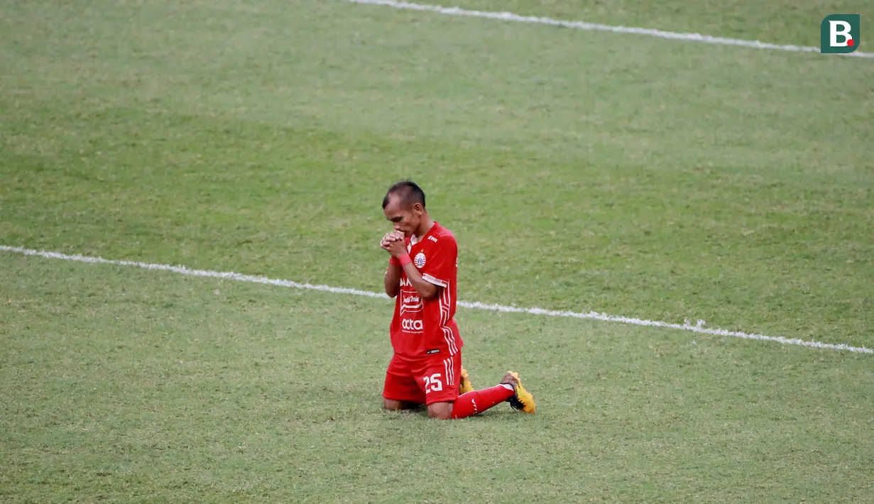 Pemain Persija Jakarta, Riko Simanjuntak, memanjatkan doa usai laga melawan Chonburi FC pada laga persahabatan dalam rangka Grand Launching Jakarta International Stadium (JIS), Minggu (24/7/2022). (Bola.com/M Iqbal Ichsan)