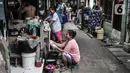 Warga mencuci piring menggunakan air tampungan di Kampung Baru Kubur, Penjaringan, Jakarta Utara, Selasa (11/1/2022). Sudah tiga bulan warga RW 15 Kampung Baru Kubur, tepatnya RT 4, 5, 6, dan 7 mengalami krisis air bersih. (merdeka.com/Iqbal S. Nugroho)