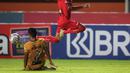 Bek kanan Bhayangkara Putu Gede Juni Antara tidak ketinggalan dengan mencoba merepotkan pertahanan Persija pada menit ke-29. (Bola.com/Bagaskara Lazuardi)