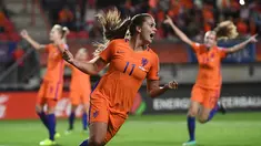 Gelandang Belanda, Lieke Martens melakukan selebrasi usai saat merayakan gol ketiga timnya saat pertandingan semifinal UEFA Women's Euro 2017 antara Belanda dan Inggris di Stadion FC Twente, di Enschede (3/8). (AFP Photo/John Thys)