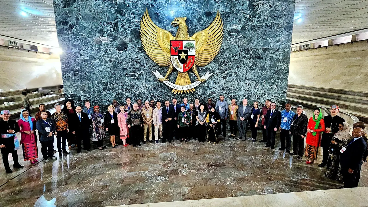Gerakan “ASIA AFRICA SPIRIT” diluncurkan oleh Ambassador & CEO Club dan TePaNas (Teman Parekraf Nasional) di Monumen Nasional (Monas) Jakarta, Jumat (7/2/2025) (Istimewa)