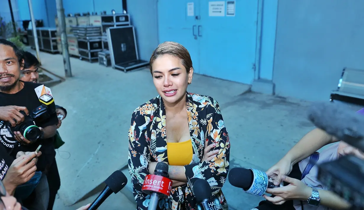 "Enggak yang terlalu demen banget belanja-belanja, tapi memang sekali gue belanja bisa lumayan besar (harganya) sih, kayak tas, jam tangan," tutup Nikita Mirzani. (Nurwahyunan/Bintang.com)