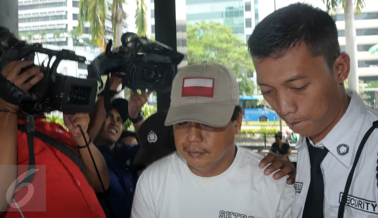 Salah satu tersangka yang terjaring dalam OTT di Bengkulu setelah dipindahkan dari ke Jakarta, Selasa (24/5). Dua dari enam orang tersangka merupakan hakim Pengadilan Negeri Tindak Pidana Korupsi di Bengkulu. (Liputan6.com/Helmi Afandi)