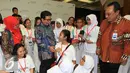 Ketua Dewan Komisioner Otoritas Jasa Keuangan (OJK) (tengah) Muliaman D Hadad menyapa anak yang hadir dalam acara "Ayo Menabung" dalam rangka Hari Menabung Nasional di JCC, Jakarta, Senin (31/10). (Liputan6.com/Angga Yuniar)