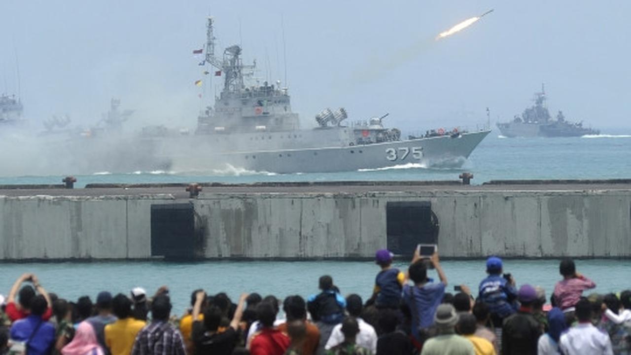 Geladi resik HUT TNI, warga tonton peluncuran rudal dari dekat