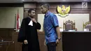 Terdakwa dugaan suap PT Krakatau Steel, Kurniawan Eddy Tjokro (kanan) usai mengikuti sidang pembacaan vonis di Pengadilan Tipikor, Jakarta, Kamis (15/8/2019). Direktur PT Tjokro Bersaudara tersebut divonis 1 tahun 3 bulan penjara dan denda sebesar Rp 100 juta. (Liputan6.com/Helmi Fithriansyah)