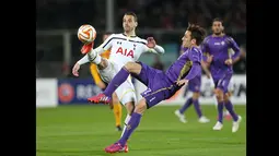 Penyerang Tottenham, Roberto Soldado (kiri) berusaha merebut bola dari pemain Fiorentina di laga Liga Europa leg kedua di Stadion Artemio Franchi, Italia (26/2/2015). Fiorentina menang 2-0 atas Tottenham Hotspur. (Reuters/Carl Recine)