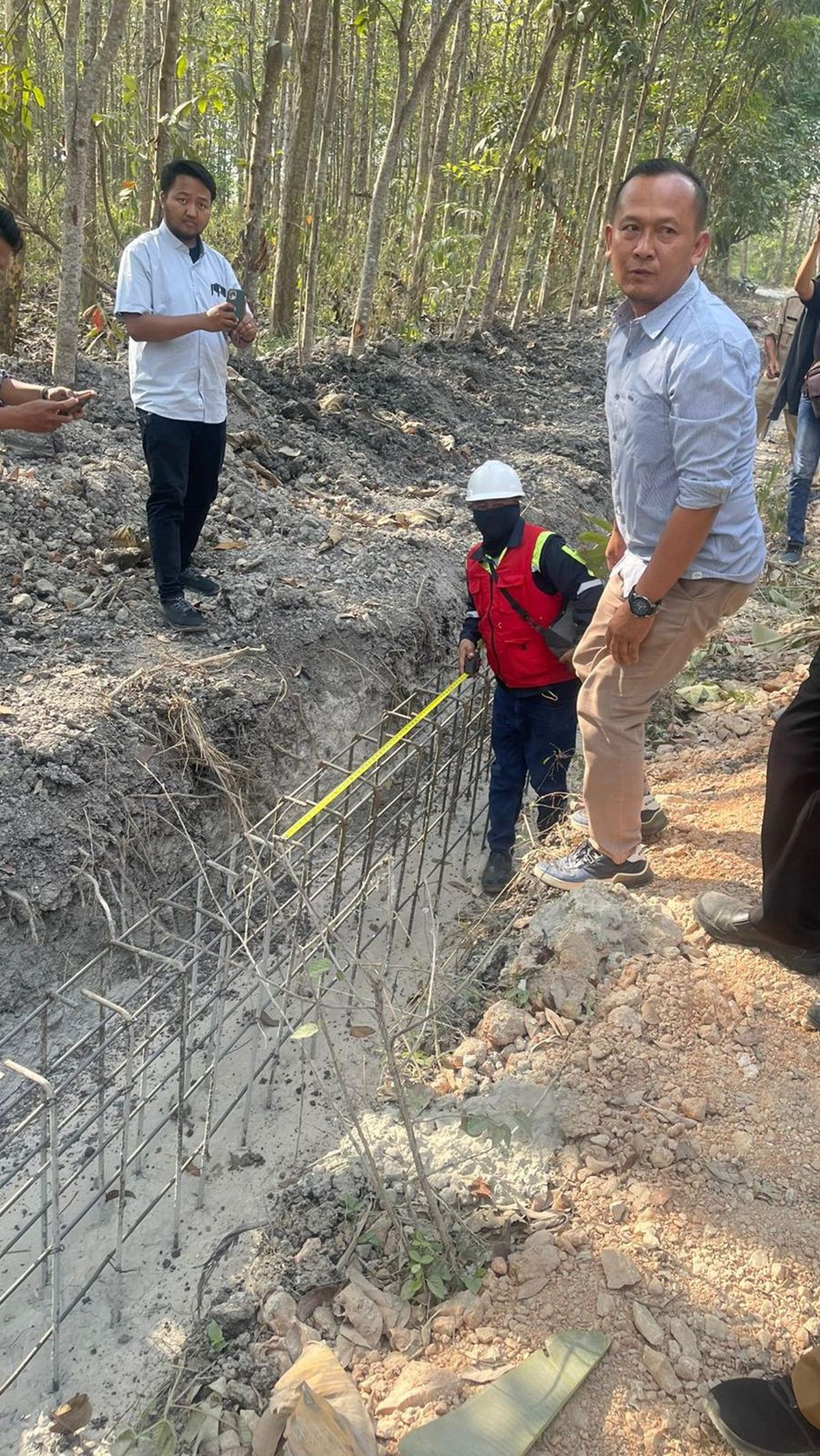 Dari kelima proyek jalan baru ini, ada beberapa hal yang menurutnya tidak sesuai dengan yang disampaikan konsultan pengawas dan pelaksana. Ia lalu mencontohkan soal temuan yang leveling beskosnya memiliki ketebalan 15 sentimeter.