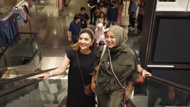 6 Potret Gaya Hijab Terbaru Aurel Hermansyah, Dikritik karena Menerawang