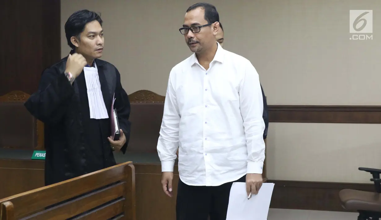 Kepala Kanwil Kemenag Jawa Timur, Haris Hasanuddin (kanan) usai menjalani sidang pembacaan dakwaan di Pengadilan Tipikor, Jakarta, Rabu (29/5). Haris Hasanuddin didakwa memberikan suap kepada anggota DPR Romahurmuziy. (Liputan6.com/Helmi Fithriansyah)