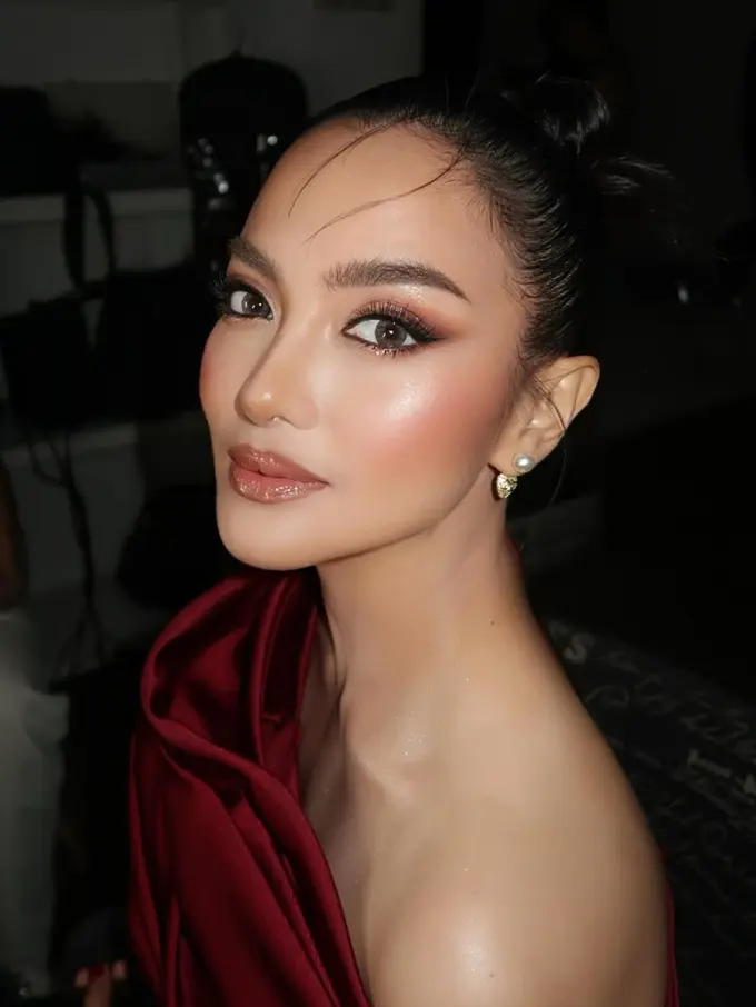 Glam Look Ririn Ekawati yang Memukau, Perpaduan Satin Skin dan Cut Crease Eyeshadow