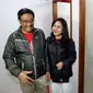 Gubernur DKI Jakarta Djarot Saiful Hidayat dan istri Happy Farida melihat toilet yang baru dibangun di Monas, Jakarta, Sabtu malam (12/8). Toilet tersebut merupakan fasilitas yang baru selesai dibangun oleh Coca-Cola Fondation. (Liputan6.com/Johan Tallo)