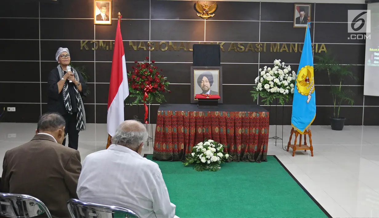 Aktivis Nursyahbani Katjasungkana saat memberikan testimoni pada Prosesi Duka Cita dan Penghormatan atas wafatnya  HS Dillon di kantor Komnas HAM, Jakarta. Kamis (19/9/2019). Abu Jenazah HS Dillon akan disemayamkan di Kantor Komnas HAM dan Merayakan Kehidupan HS.Dillon. (Liputan6.com/Herman Zakharia