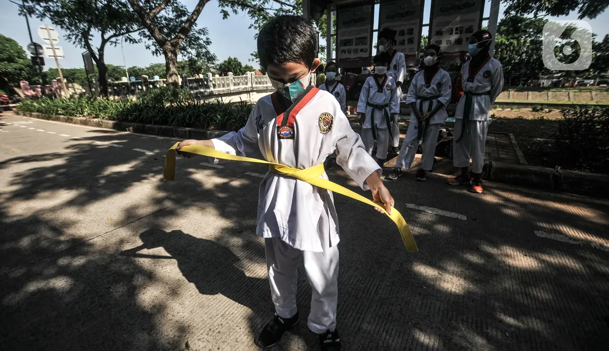 Murid Taekwondo Indonesia Manroe Club sebelum mengikuti latihan rutin di kawasan Kanal Banjir Timur (KBT), Jakarta Timur, Senin (16/8/2021). Pelatih atau Saboeum Manroe Club Erwin (45) mengatakan perguruan taekwondo itu biasa berlatih di GOR Matraman dan Cempaka Putih. (merdeka.com/Iqbal S. Nugroho)