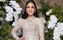 7 Potret Terbaru Maia Estianty Dipuji Makin Cantik, Elegan Kenakan Gaun Payet dan Anting Berlian