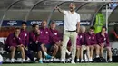 Pelatih Manchester City, Pep Guardiola mengintruksikan pemainnya saat bertanding melawan Real Madrid di International Champions Cup (ICC) di Los Angeles Memorial Coliseum, Kamis (27/7). City menang atas Madrid dengan skor 4-1. (AP Photo/Jae C. Hong)