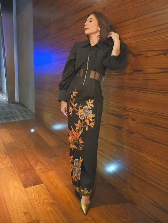 Atasan yang edgy ini dipadukan dengan rok Batik karya Ansoe dan heels berwarna gold. [@wulanguritno]