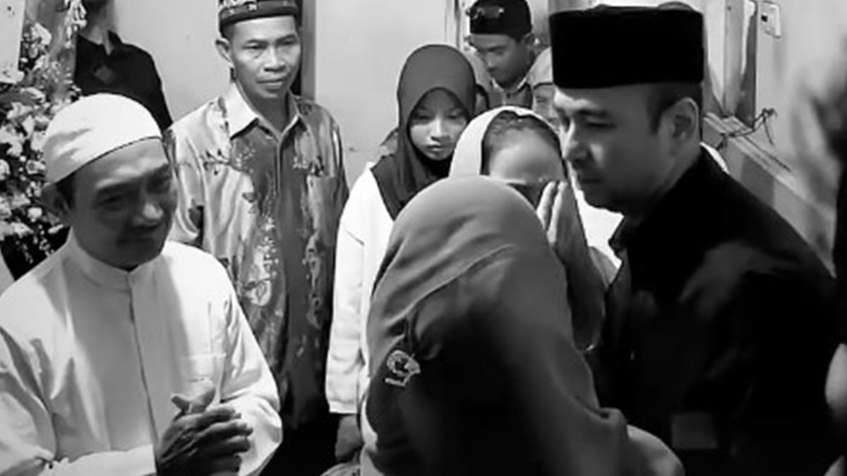5 Potret Raffi Ahmad Kunjungi Rumah Duka Alm. Affan Kurniawan, Ditemani Amy Qanita