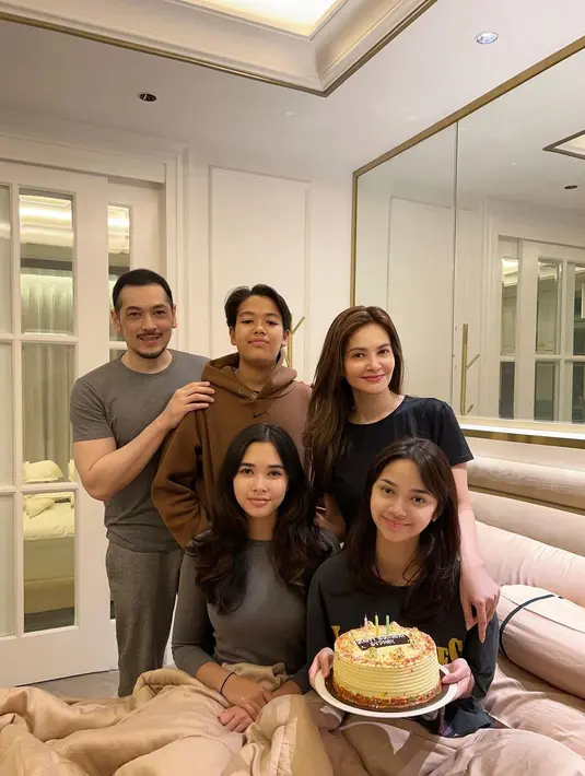 Momen ulang tahun Sydney, Cut Tari dan keluarga kecilnya memamerkan keakraban yang bikin iri. Duduk bersebelahan dengan Sydney, Chanella Leslie tampil cantik dengan atasan lengan panjang berwarna abu-abu. [Foto: Instagram/cuttaryofficial]