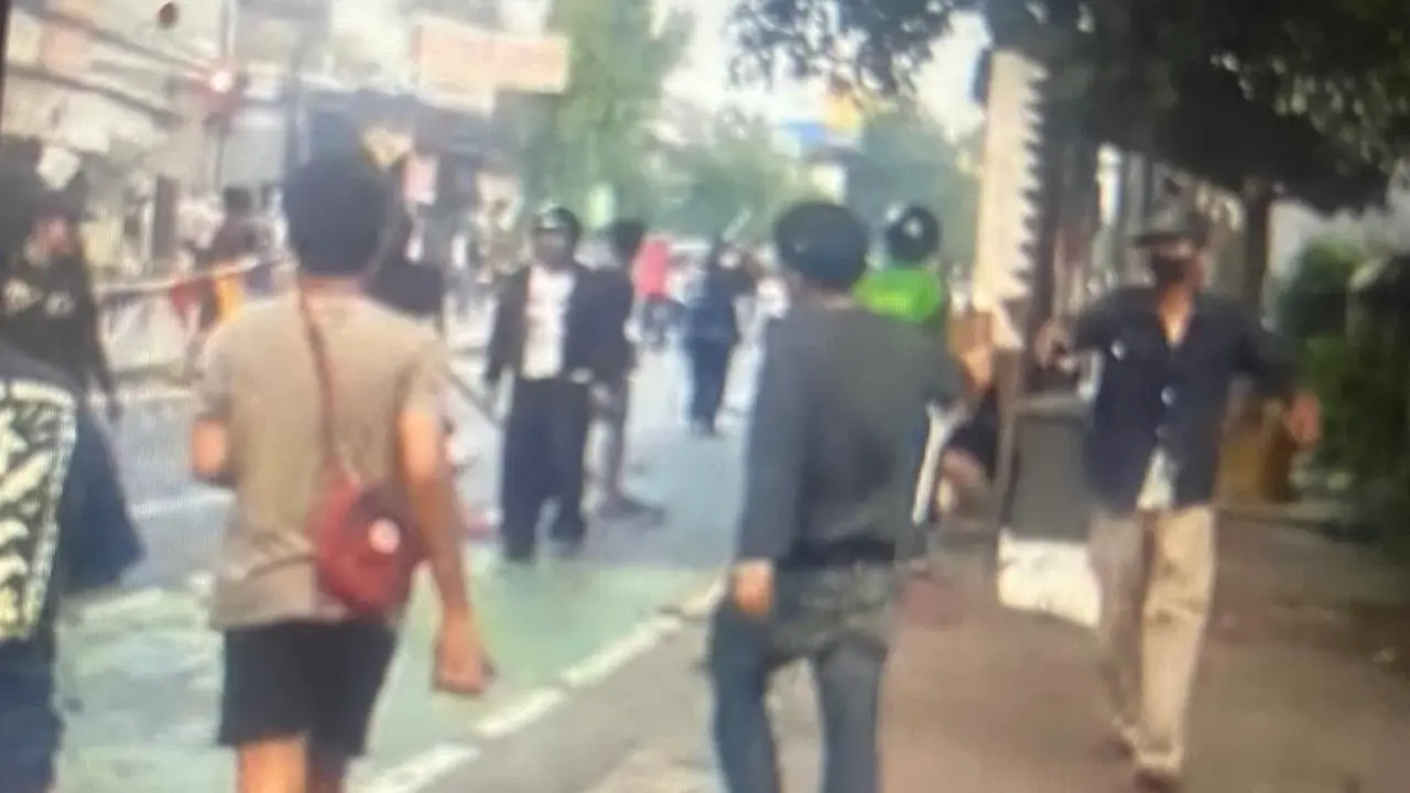 Tawuran antarwarga pecah di Jalan Dr Saharjo, Menteng Atas, wilayah perbatasan antara Setiabudi dan Tebet, Jakarta Selatan.