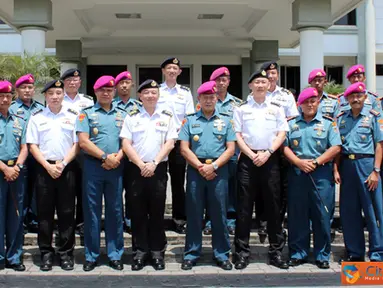 Citizen6, Sidoarjo: Selesai menyaksikan pemutaran film yang mengambarkan tentang struktur organisasi dan kiprah prajurit Marinir, acara di lanjutkan dengan pemberian cendramata serta foto bersama. (Pengirim: Budi Abdillah).