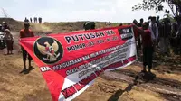 Aksi blokade warga korban lumpur Lapindo. (Liputan6.com/Dian Kurniawan)