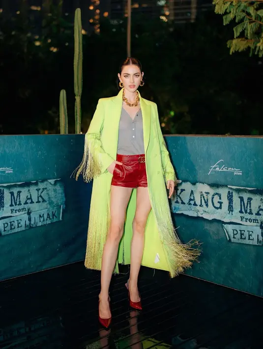 Lalu penampilan memukau Davika dilanjutkan dengan look super chic yang satu ini. [Foto: Instagram/davikah]