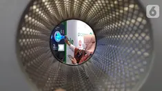 Pengunjung memasukan botol bekas pakai ke dalam dropbox dan Reverse Vending Machine (RVM) pada gelaran IIMS Hybrid 2022 di Jakarta, Minggu (10/04/2022). Pada tahun ini Plasticpay berhasil mengumpulkan sekitar 3.000 sampah botol plastik selama kegiatan IIMS. (Liputan6.com/HO/Eko)