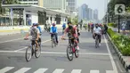 Warga beraktivitas menggunakan sepeda di kawasan Bundaran HI, Jakarta Pusat, Minggu (8/11/2020). Pemerintah Provinsi DKI Jakarta memastikan masa Pembatasan Sosial Berskala Besar (PSBB) transisi yang berakhir pada hari ini kembali diperpanjang. (Liputan6.com/Faizal Fanani)