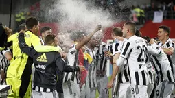 Para pemain Juventus merayakan kemenangan setelah keluar sebagai juara Coppa Italia 2020-2021 pada laga final melawan Atalanta di Stadion Mapei, Kamis (20/5/2021) dinihari WIB. Juventus semakin menegaskan diri sebagai raja Coppa Italia dengan koleksi 14 gelar juara. (AP Photo/Antonio Calanni)