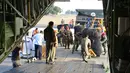 Satgas Pasukan Reaksi Cepat Penanggulangan Bencana (PRCPB) Marinir memasukkan logistik bantuan ke dalam pesawat angkut C-130 Hercules TNI Angkatan Udara menuju Lombok dari Lanud Halim Perdanakusuma, Jakarta, Senin (6/8). (Liputan6.com/HO/Dispen Kormar)Sat