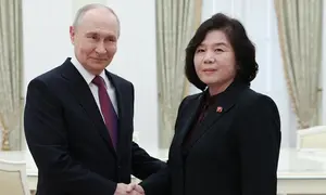 Presiden Rusia Vladimir Putin berjabat tangan dengan Menteri Luar Negeri Korea Utara Choe Son Hui saat bertemu di Kremlin, Moskow, Minggu (19/7/2026). (Dok. Alexander Shcherbak/Sputnik/Kremlin Pool Photo via AP)